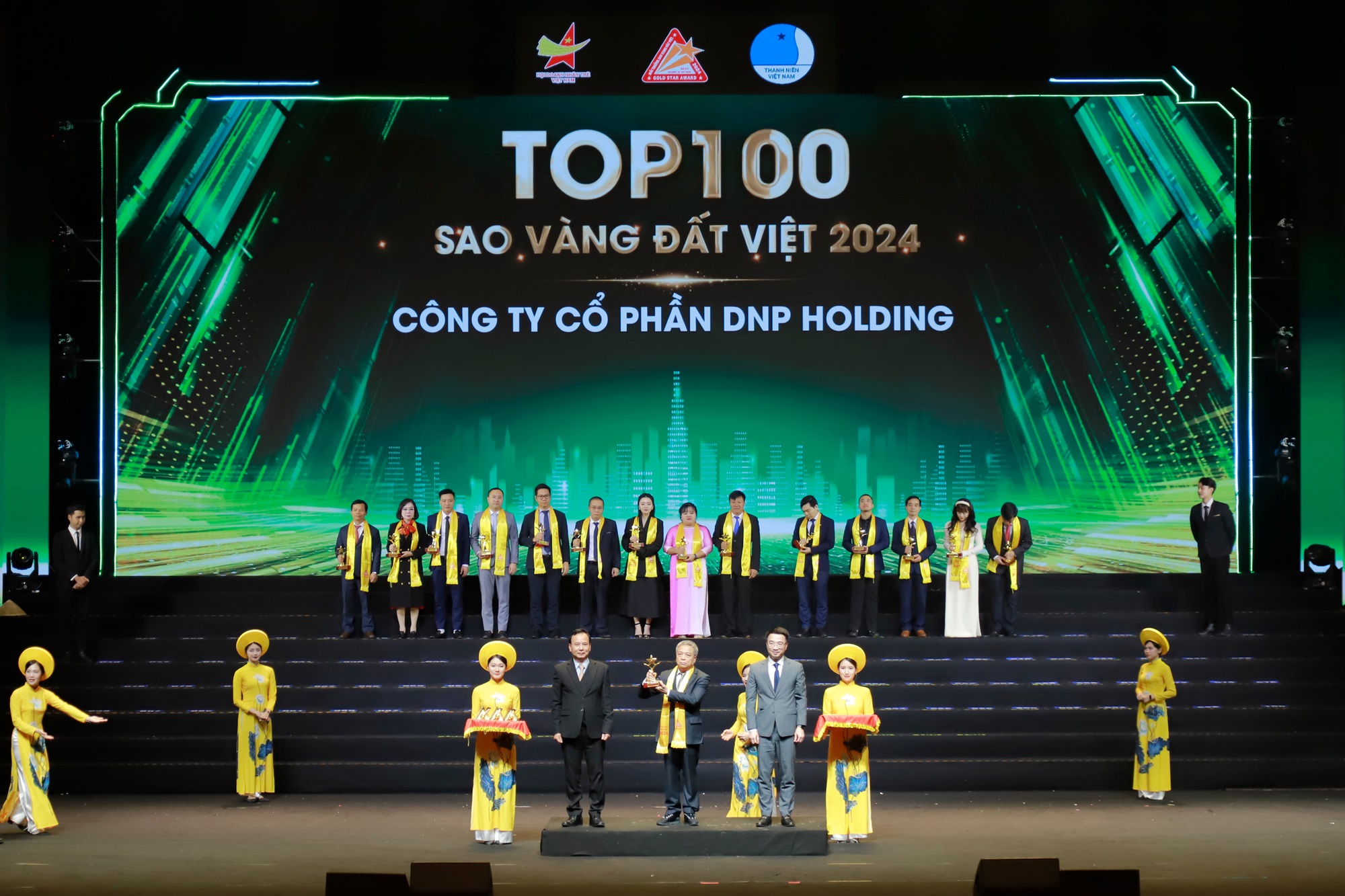 DNP Holding nhận giải Sao Vàng Đất Việt 2024